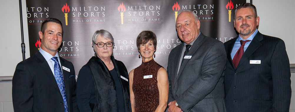 Milton Mayor and Sports Hall of Fame inductees celebrating with a thumbs up.