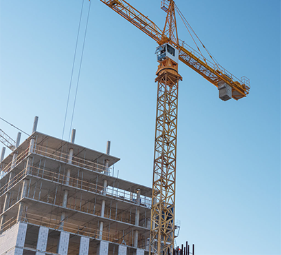 A crane and an apartment building